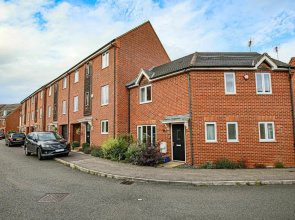 Oakbridge House with Fast Wifi, Smart TVs with Netflix, Garden and Free Parking by Yoko Property