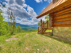 Gatlinburg Cabin w/ Mtn-view Deck ~ 11 Mi to Dtwn