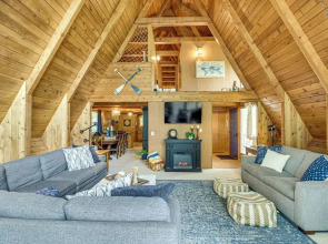 Canal Across Street: Family Cabin in Breezy Point!