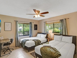 NEW Adorable Villa 7 min to Beach Trampoline