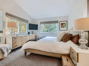 2 Bedroom PLATINUM Vacation Paradise! Hot Tub,Kick back in Style! 2 Home by RedAwning