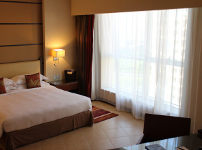Отель Khalidiya Palace Rayhaan by Rotana 