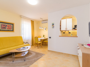 Apartment Escape - 20 m from sea: Yellow Medulin, Istria