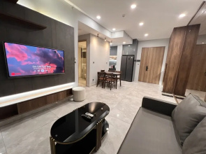 Midtown The Peak Apartment by VnHouse