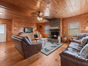 Goose Island Getaway - Secluded Cabin Mountain View Fireplace Hot Tub