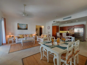 Porto Cupecoy Dream, Walk to Shops, Restaurants Beaches, Communal Pool, Free Wifi, AC