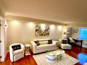 Deluxe waterfront one bedroom apartment with pool and free parking 5 mins drive to Miami Beach