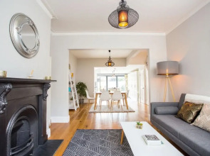 Modern 3 Bed Home in trendy Cambridge suburb