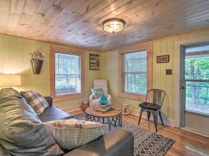 Cozy Candler Cottage - 11 Mi to DT Asheville!