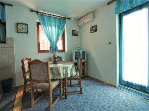 Apartment Šera - 50 m from beach: A1 Pisak, Riviera Omis