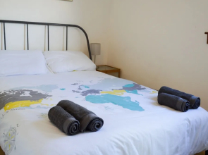 Colourful 2 Bedrooms Apartment Near Leith Walk