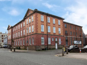 Chester railway station luxury apartment - sleeps 4 & FREE parking!