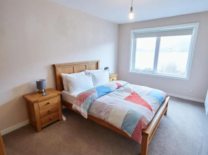 Etive, Beautiful Lochside Apartment with balcony