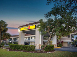 Super 8 By Wyndham Naples