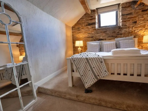 Barn in Peak District with Countryside Views