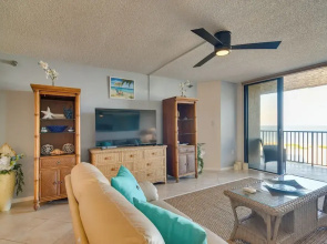 Clearwater Beachfront Condo w/ Heated Pool Access!