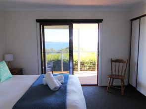 DOLPHIN LOOKOUT COTTAGE - amazing views of the Bay of Fires