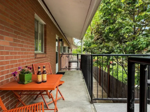Butterscotch Suite Old Town Stay with Sunny Style