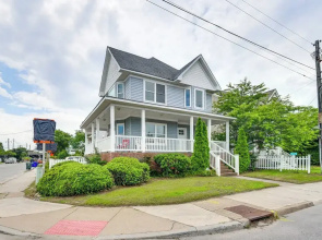 Inviting Norfolk Family Retreat: 1 Block to Beach!