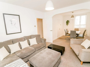 New City House, Great Location - With Parking