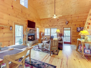 9 Mi to Dtwn Blue Ridge: Cabin w/ Deck & Grill!