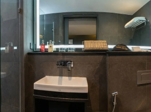 The Gravitique Hotel Khaosan