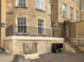 Georgian 3 Bed 3 Bath Central Apartment & Parking