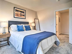 Sleek Escape w/ Balcony < 1 Mi to 5th Avenue!