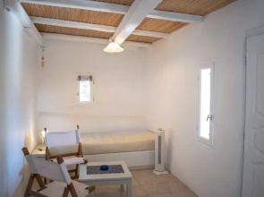 Cozy Studio for 2 Guests With 1 Child or 3 Adults - Walking Distance to Beach