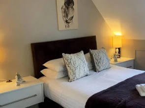 Overlooking Carlingford Lough Modern and Spacious!