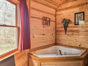 Cosby Cabin w/ Hot Tub ~ 18 Mi to Gatlinburg!