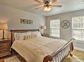 Hot Tub & Fire Pit! Cozy Granbury Escape Near Lake