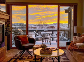 Walkable Park Mountain Getaway: Hot Tub & Views!