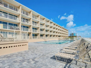 Cozy Daytona Beach Condo - Steps to Ocean!