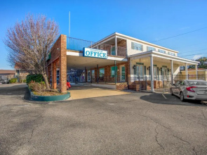 Edgewater Inn