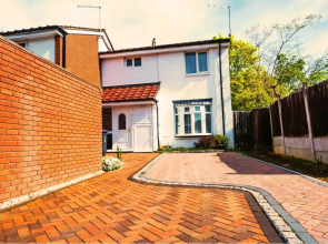 Central Three Bedroom House with Garden