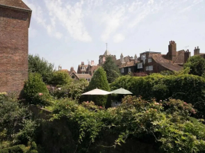 Medieval Town House - Walled Garden Sleeps 8