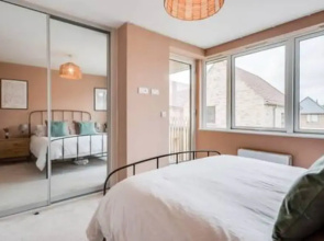 Family-friendly Getaway - Garden Parking Sleeps 7