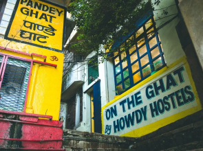 On The Ghat By Howdy Hostels