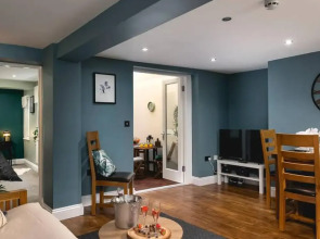 Short Walk to Brighton Beach Condo With Patio