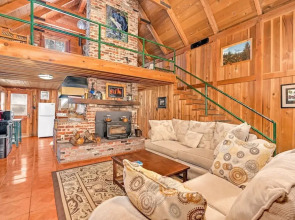 Rustic Knotty Pine - Minutes to the Water!