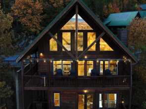 Game Room, Hot Tub & 3 Decks w/ Smoky Mountain Views Raccon Ridge by Avantstay