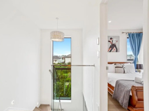 Gorgeous Three Bedroom Home With Free Parking