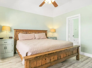 Always Sunny 3 Bedroom Home by RedAwning