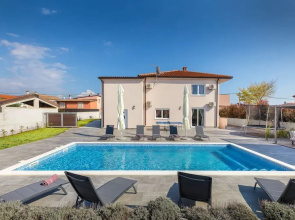 Lovely Family Bungalow With Private Pool