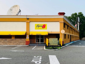 Super 8 by Wyndham Gloucester