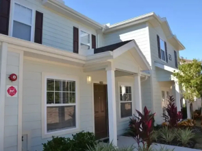Lucaya 3 Bedroom 2 Bath Townhome With Modern Dining Room