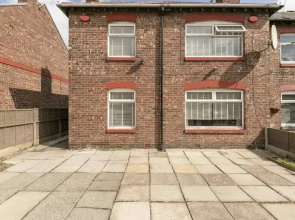 Spacious 4 Bedroom House Sleeps 8