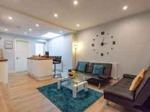 Stylish & Modern 3 Bedroom Reading House with Free WiFi, Netflix, Amazon, Disney, Apple TV By JDF Property