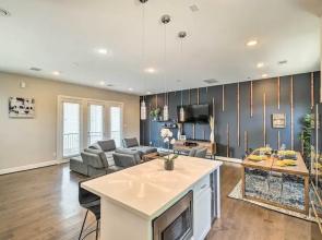 Stylish Houston Townhome ~ 3 Mi to Downtown!